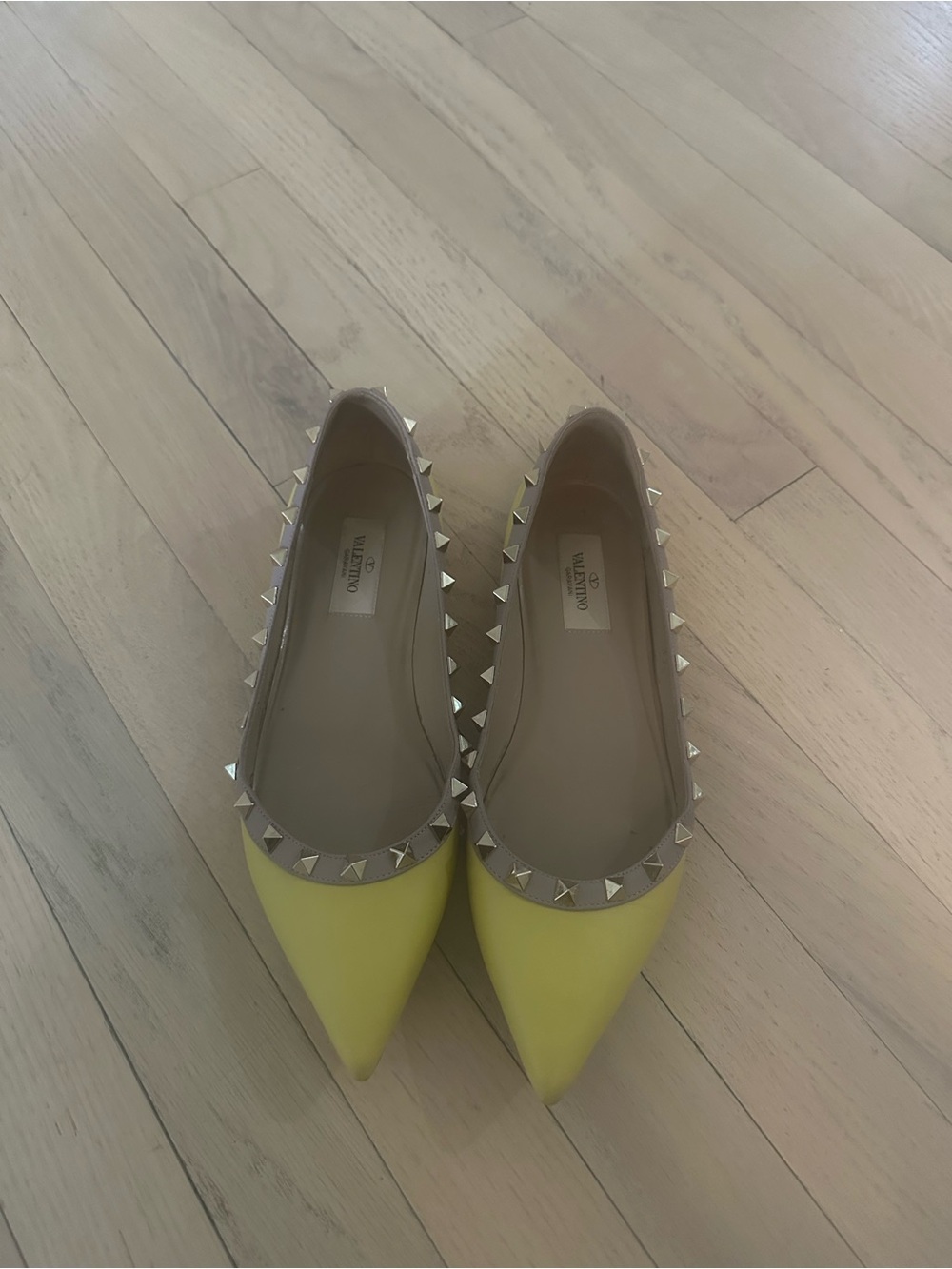 Valentino Garavani Yellow Pointed Rockstud Flats with Beige Trim
